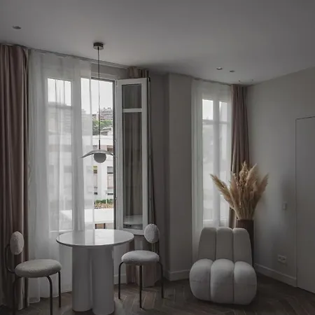 Modern Next To Monaco בוסוליי
